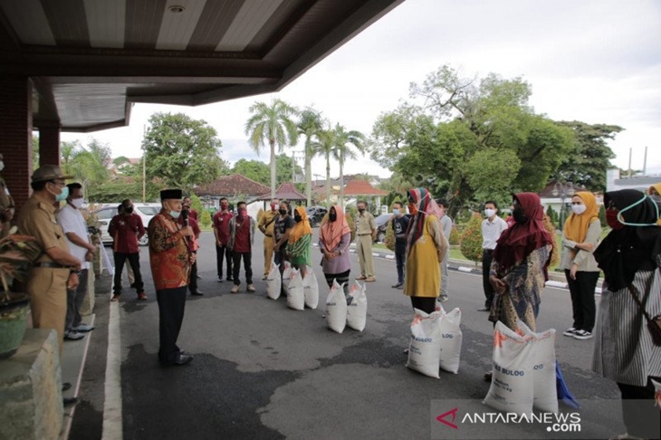 Bupati OKU Kuryana Azis menyerahkan bantuan sosial beras kepada warga di Baturaja, Kamis (24/9/2020). ANTARA/Edo Purmana