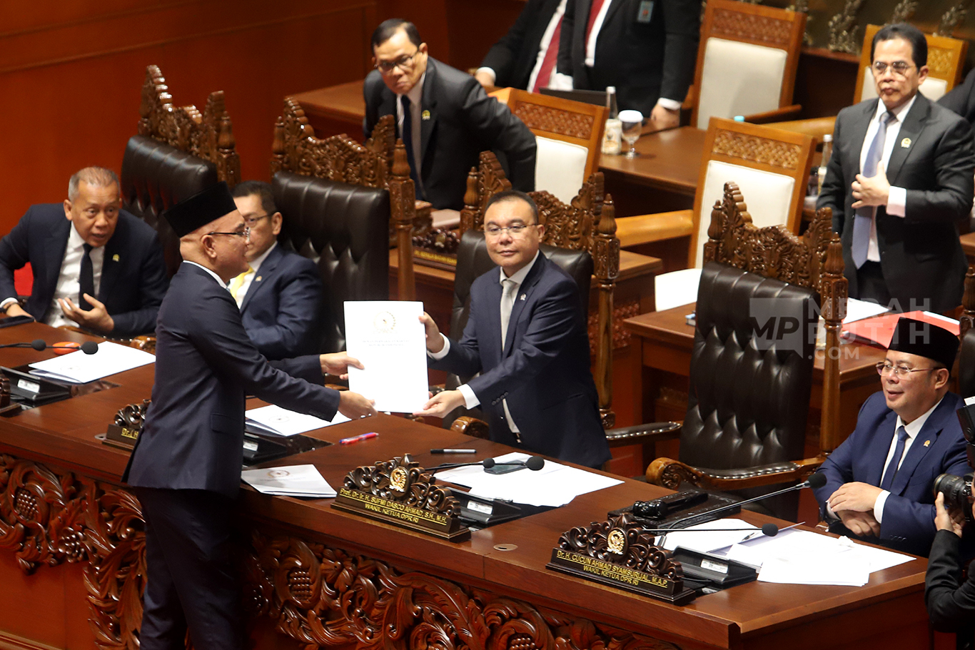 Rapat Paripurna DPR Sahkan RUU Tentang Haji dan Umrah jadi Undang-undang