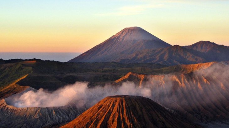 Bertualang di Negeri Sendiri