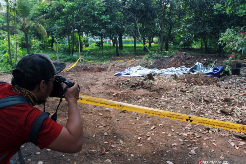 Seorang jurnalis foto memotret lokasi ditemukannya paparan tinggi radioaktif di Perumahan Batan Indah, Serpong, Tangerang Selatan, Banten, Jumat (14/2/2020). ANTARA FOTO/Muhammad Iqbal/foc. (ANTARA FOTO/MUHAMMAD IQBAL)