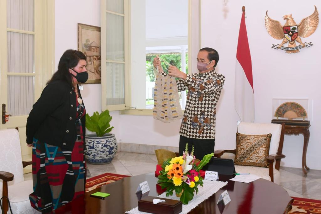 Presiden Jokowi Hadiahkan Tas Noken Papua ke Menlu Selandia Baru