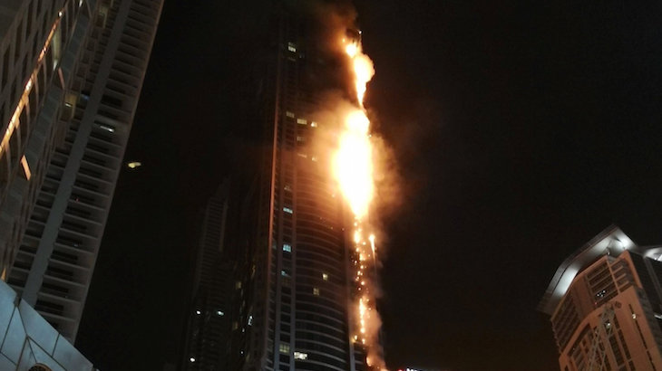 Salah Satu Menara Hunian Tertinggi Di Dunia Terbakar