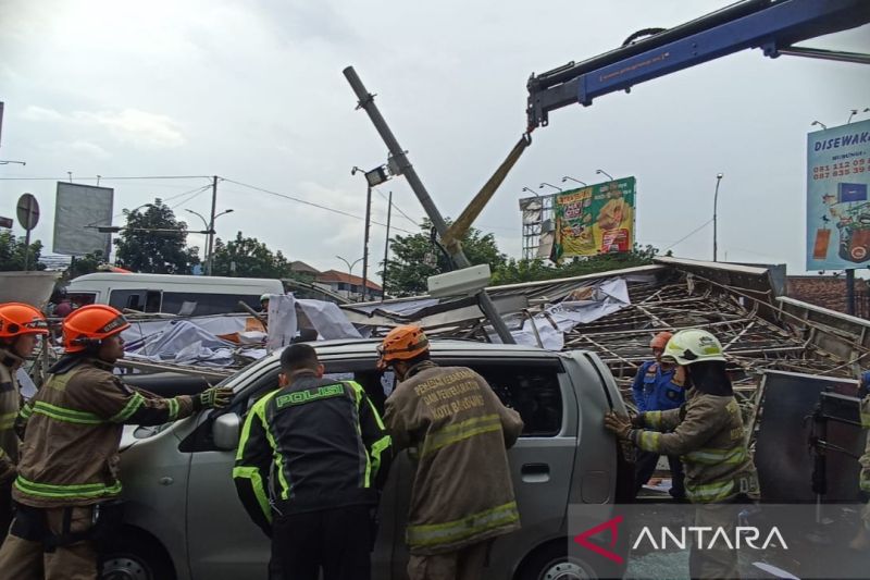 Baliho Raksasa di Simpang Samsat Bandung Roboh, 3 Orang Jadi Korban