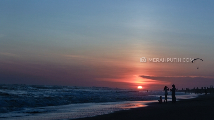Pengunjung Pantai Parangtritis Wajib Pakai Masker