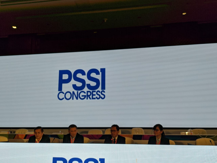 Ketum PSSI, Joko Driyono (tengah) bersama Sekjen PSSI Ratu Tisha (kanan). (BolaSkor.com/Muhammad Adiyaksa)