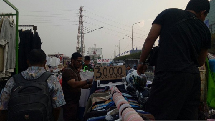 Para pedagang kaki lima menjajakan dagangannya di trotoar Pasar Senen, Jakarta Pusat