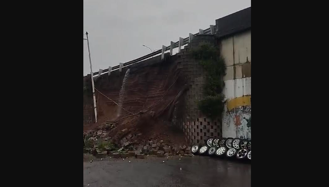 Tanggul Tol Bintaro Longsor, Toko Pelek di Bawahnya Nyaris Tertimbun Tanah