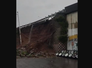 Tanggul Tol Bintaro Longsor, Toko Pelek di Bawahnya Nyaris Tertimbun Tanah
