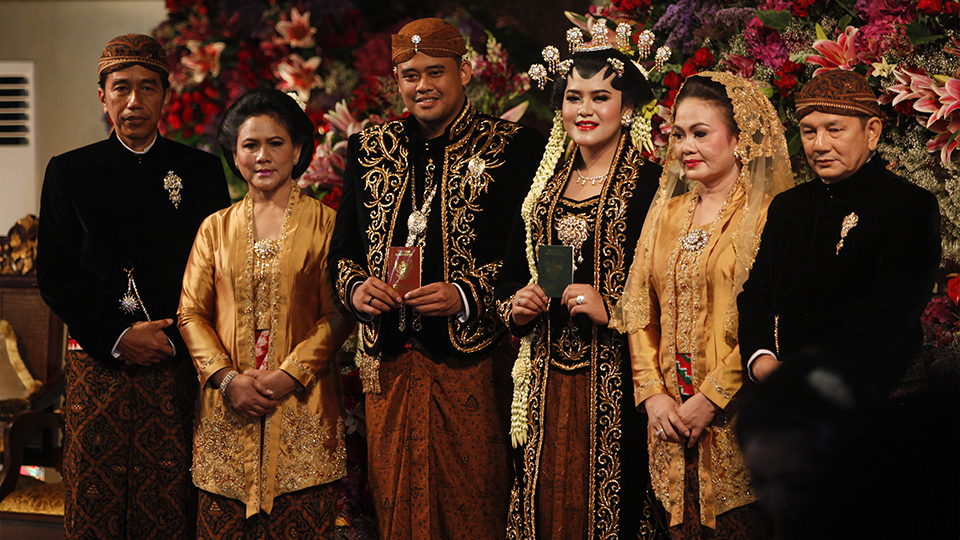 Putri Presiden Joko Widodo, Kahiyang Ayu (ketiga kanan) bersama suaminya Bobby Nasution (ketiga kiri) menunjukkan buku nikah dengan disaksikan Presiden Joko Widodo (kiri), Ibu Negara Iriana Joko Widodo (kedua kiri), Ibunda Bobby Nasution, Hanifah Siregar (kedua kanan) dan Paman Bobby Nasution, Irwin Nasution (kanan) seusai ijab qobul pernikahan Kahiyang Ayu dengan Bobby Nasution di Gedung Graha Saba, Solo, Jawa Tengah. ANTARA FOTO/Maulana Surya