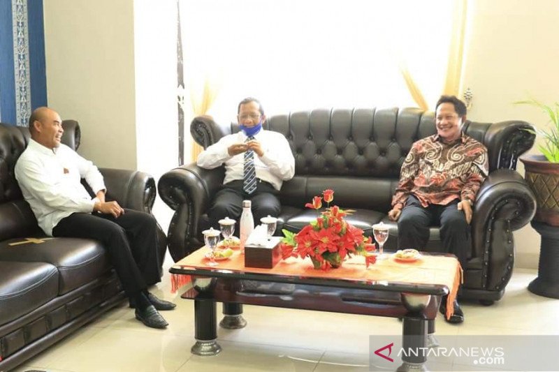 Menteri Koordinator Bidang Politik, Hukum dan Keamanan (Menkopolhukam) Mahfud MD dan Menteri Dalam Negeri (Mendagri) Tito Karnavian berbincang-bincang dengan Gubernur NTT Viktor B Laiskodat saat tiba di Kupang, Kamis (18/6/2020). (ANTARA/HO/Humas Pemprov NTT)
