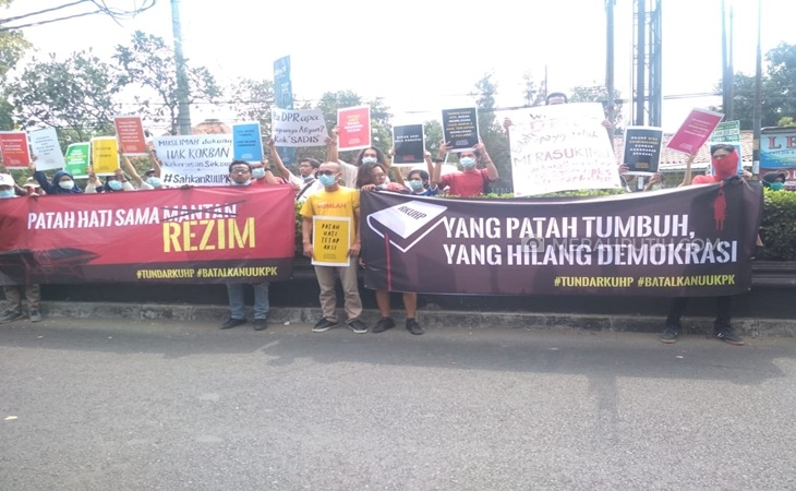 Keranda Mayat Hingga Spanduk Kata-Kata Nyeleneh Warnai Unjuk Rasa di Yogyakarta