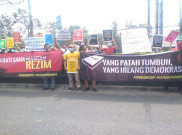  Keranda Mayat Hingga Spanduk Kata-Kata Nyeleneh Warnai Unjuk Rasa di Yogyakarta