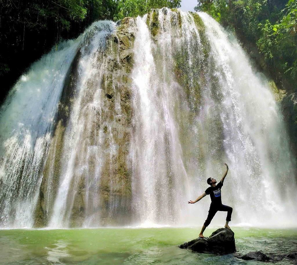 Suasana di Air Terjun Pabeti Lakera. (Foto: Instagram/@sekitarindonesia)