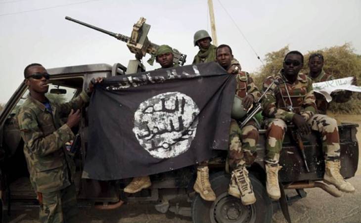 Ilustrasi- Tentara Nigeria memperlihatkan bendera Boko Haram yang mereka sita dari kota Damasak yang baru saja mereka rebut di Nigeria, Rabu (18/3). (REUETRS/Emmanuel Braun)