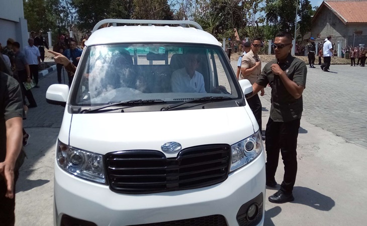 Mobil Esemka buatan Sukiyat saat dijalankan Presiden Jokowi