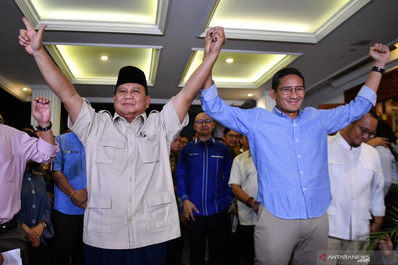 Calon Presiden dan Wakil Presiden nomor urut 02 Prabowo (kiri) dan Sandiaga Uno (kanan) berjabat tangan usai memberikan keterangan pers terkait putusan MK tentang perselisihan hasil pemilihan umum (PHPU) Pilpres 2019 di kediaman Prabowo, Jakarta Selatan, Kamis (27/6/2019). Prabowo-Sandi menyatakan menghormati dan menerima putusan MK yang menolak gugatannya. ANTARA FOTO/Sigid Kurniawan/aww. (ANTARA FOTO/SIGID KURNIAWAN)	