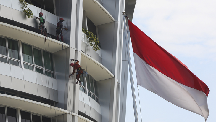 Pekerja membersihkan gedung bertingkat di salah satu universitas swasta di Sukoharjo, Jawa Tengah, Jumat (23/3). Badan Penyelenggara Jaminan Sosial (BPJS) Ketenagakerjaan mencatat angka kecelakaan kerja di Indonesia cenderung terus meningkat sebanyak 123 ribu kasus kecelakaan kerja sepanjang 2017 atau meningkat 20 persen dibandingkan tahun 2016. ANTARA FOTO/Maulana Surya/aww/18.