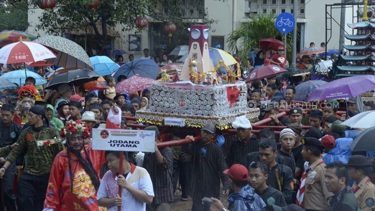 Grebeg Sudiro Tampilkan Replika Loji Gandrung dan Taman Monjari dari Kue Keranjang