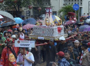 Grebeg Sudiro Tampilkan Replika Loji Gandrung dan Taman Monjari dari Kue Keranjang