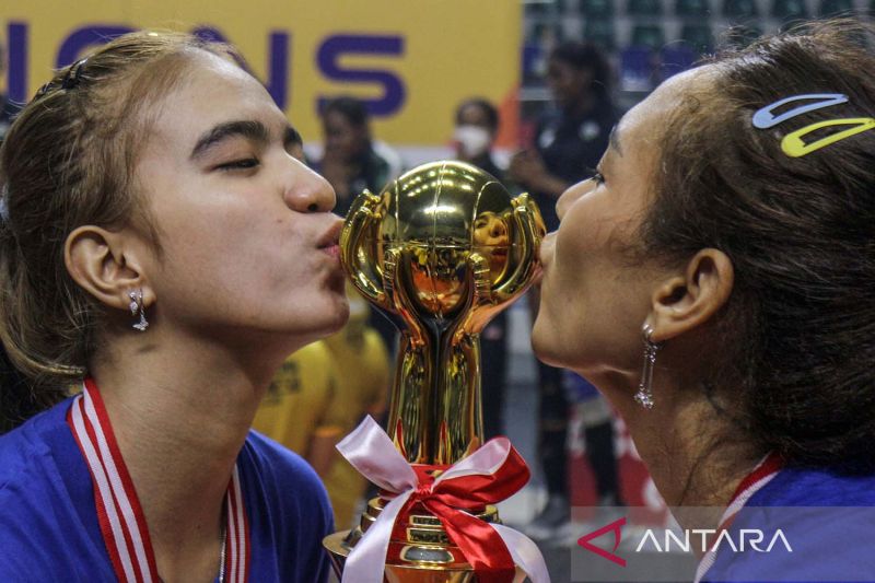 Pebola voli Bandung BJB Tandamata Yolla Yuliana (kanan) dan Shella Bernandetha (kiri) mencium piala setelah timnya mengalahkan Gresik Petrokimia Pupuk Indonesia pada babak grand final putri Proliga 2022 di Padepokan Voli Jendral Polisi Kunarto, Sentul, Kabupaten Bogor, Jawa Barat, Sabtu (26/3/2022). Bandung BJB Tandamata menang dengan skor 3-1 (25-17, 25-19, 22-25, 25-18), dan berhasil menjuarai Proliga 2022. ANTARA FOTO/Yulius Satria Wijaya/aww.