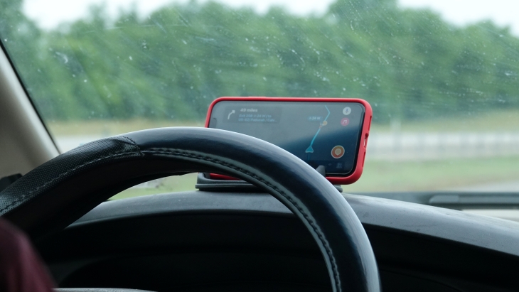 Fitur tersebut memungkinkan pengguna dapat meninjau rute perjalanannya sebelum berkendara. (Foto: Unsplash/Sean D)
