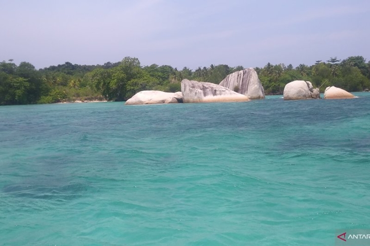  Hamparan laut di Belitung yang dipenuhi batu granit (Antara/Ikhwan Wahyudi)