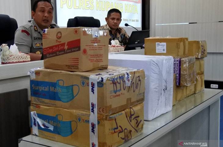 Konferensi pers pengagalan pengiriman masker keluar NTT di markas Polres Kupang Kota, NTT, Kamis(05/03/20).ANTARA FOTO/Kornelis Kaha.