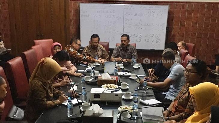  Wali Kota Solo FX Hadi Rudyatmo memimpin rapat di Loji Gandrung, Solo, Jawa Tengah, Jumat (13/3). (MP/Ismail)
