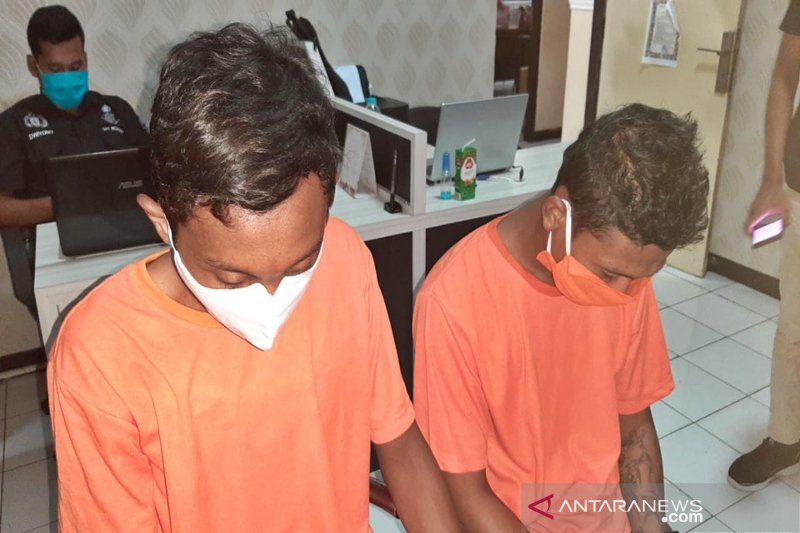 Satu dari dua pelaku kasus percobaan pencurian merupakan eks Napi yang ikuti program asimilasi dampak COVID -19 LP Kendal, saat menjalani pemeriksaan di depan penyidik, di Mapolresta Surakarta, Rabu (16/4/2020). (ANTARA/ Bambang Dwi Marwoto)