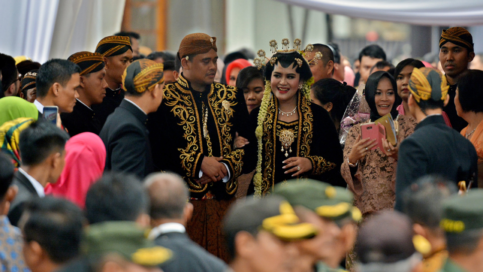 Pasangan pengantin Kahiyang Ayu dan Bobby Nasution berjalan seusai mengikuti prosesi ijab qobul dan resepsi pernikahan di Gedung Graha Saba Buana, Solo, Jawa Tengah. ANTARA FOTO/R. Rekotomo