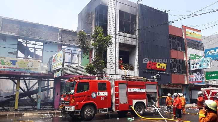 Kebakaran Kompleks Pertokoan di Cirebon Berasal dari Gudang