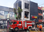 Kebakaran Kompleks Pertokoan di Cirebon Berasal dari Gudang