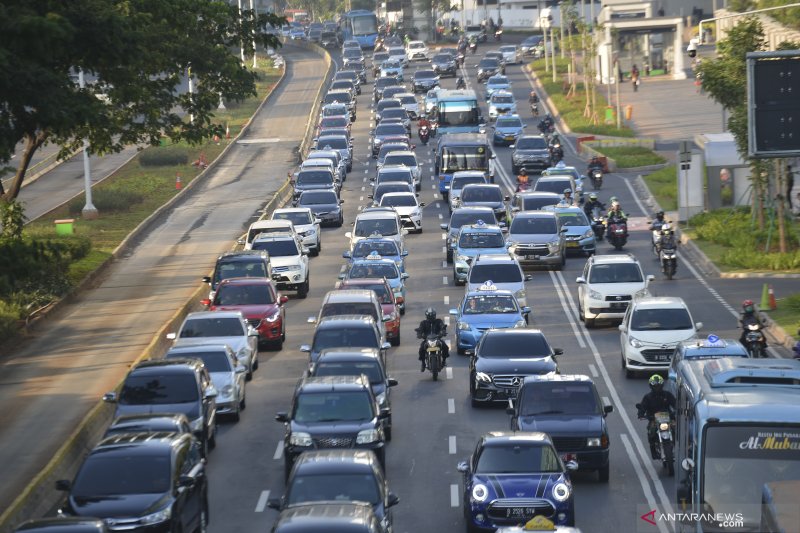 Sejumlah kendaraan melintas di jalan Jendral Sudirman, Jakarta, Selasa (18/6/2019). (ANTARA FOTO/Nova Wahyudi/pd).