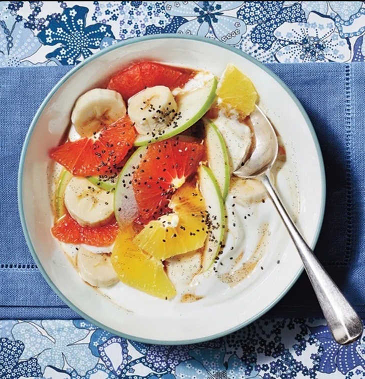  Grapefruit salad with vanilla syrup and yogurt. (Foto: realsimple.com/Pinterest/Christopher Testani)