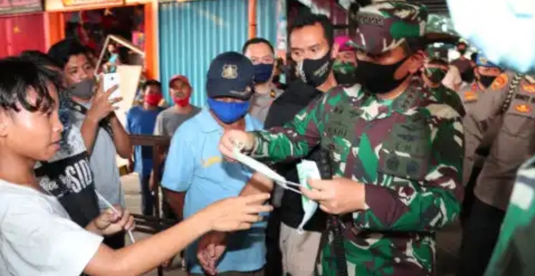 Panglima TNI Marsekal TNI Hadi Tjahjanto bersama Kapolri Jenderal Idham Azis melaksanakan peninjauan kesiapan Disiplin Protokol Kesehatan di Pasar Tanah Abang.