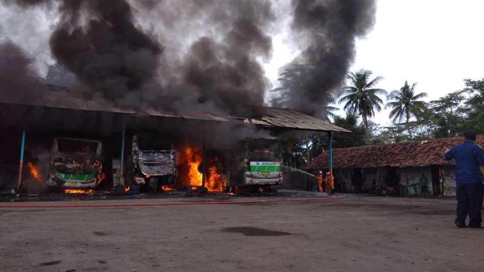 [HOAKS atau FAKTA]: Pool Bus di Tasikmalaya Dibakar Gara-Gara Dukung Anies