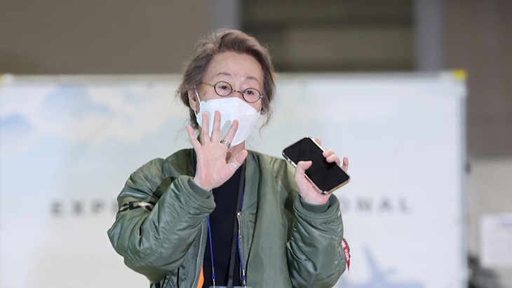 Pulang ke Korea, Youn Yuh-jung Disambut Hangat