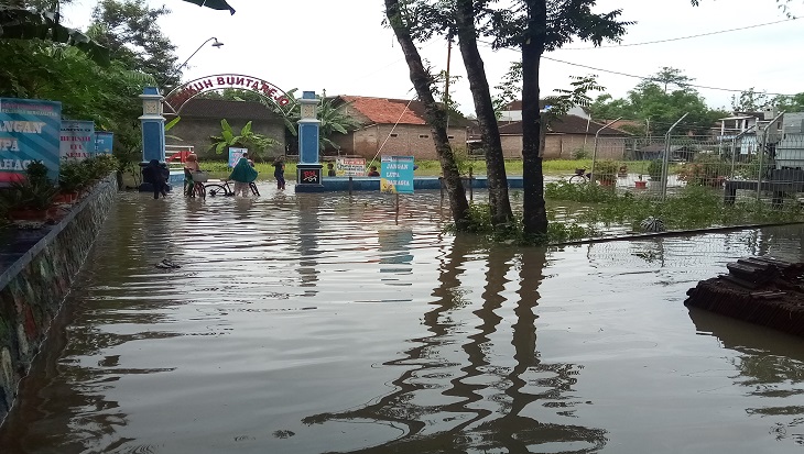 Banjir melanda Desa Madegondo, Kecamatan Grogol, Kabupaten Sukoharjo, Jawa Tengah, Senin (14/12). (MP/Ismail)