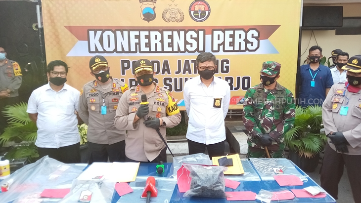 Kapola Jawa Tengah Irjen Pol Ahmad Luthfi menunjukkan barang bukti kasus pembunuhan berencana di Mapolres Sukoharjo, Jumat (23/10). (MP/Ismail)