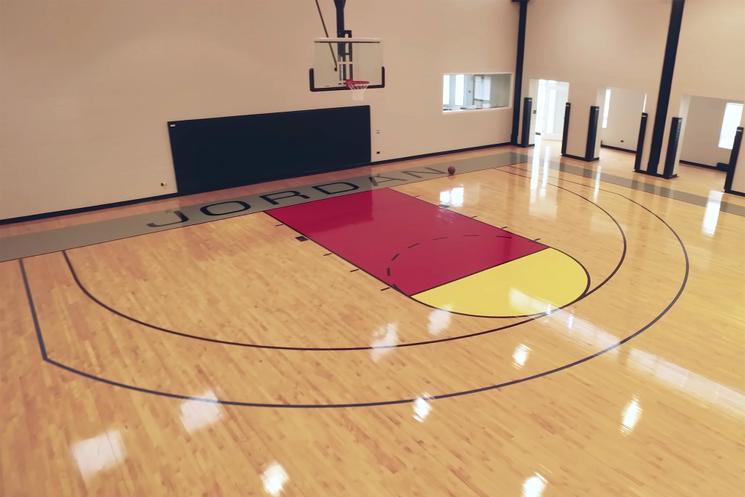 Lapangan basket indoor di rumah MJ. (Foto Hypebeast).jpg