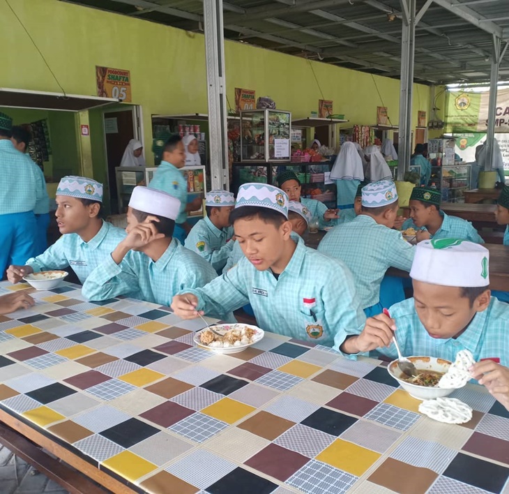Ibu Kantin, Sang Penyelamat Dikala Perut Lapar (TEMATIK)