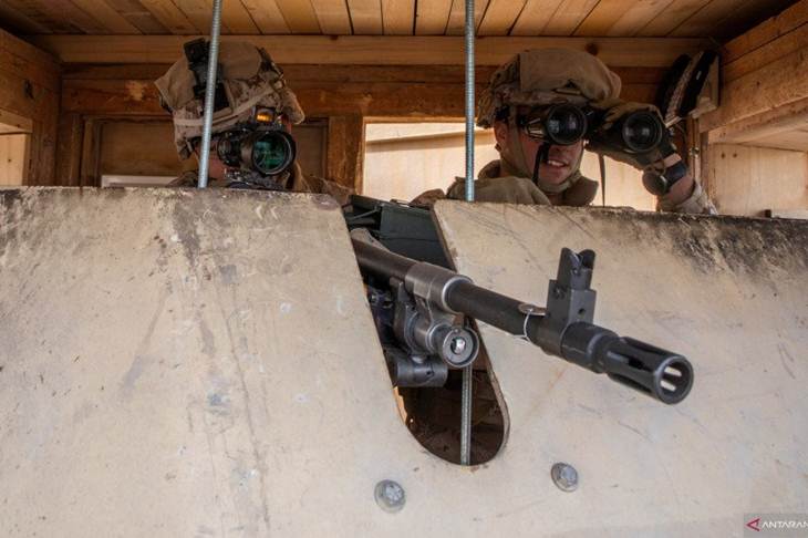 Marinir Amerika Serikat dengan 2nd Battalion, 7th Marines, ditugaskan ke Komando Pusat Satgas Khusus Respon Krisis Udara Darat Laut (SPMAGTF-CR-CC) 19.2, memperkuat Kedubes Amerika Serikat di Baghdad, Irak, Kamis (2/1/2020). Foto diambil tanggal 2 Januari 2020. ANTARA FOTO/U.S. Marine Corps/Sgt. Kyle C. Talbot/Handout via REUTERS/nz/cfo