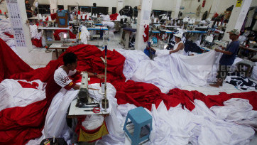 Menjahit Bendera Merah Putih Sepanjang 2 Kilometer Jelang HUT Ke-80 RI di Jakarta