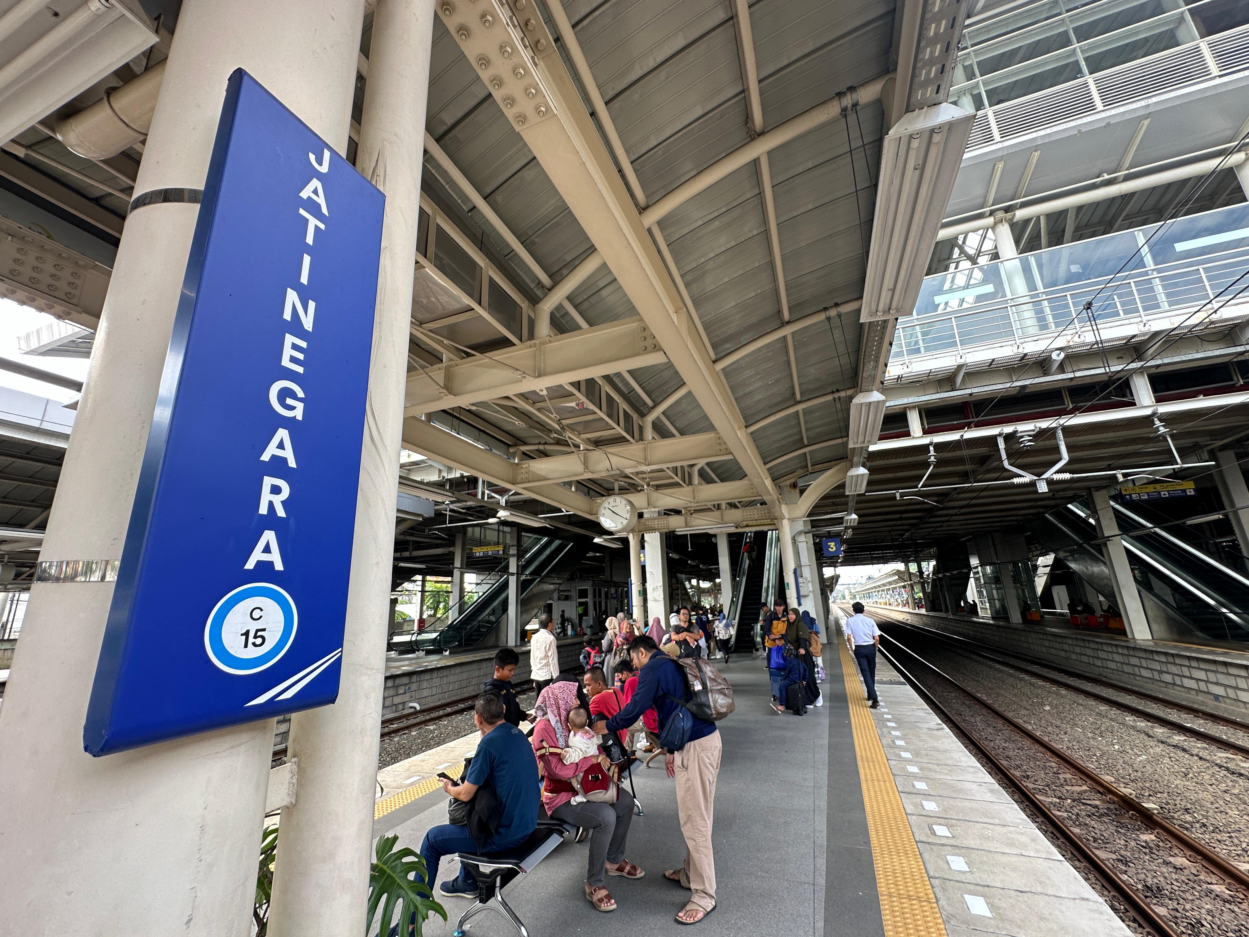 32 Perjalanan Kereta Api Jarak Jauh Dialihkan ke Stasiun Jatinegara saat Pelantikan Presiden