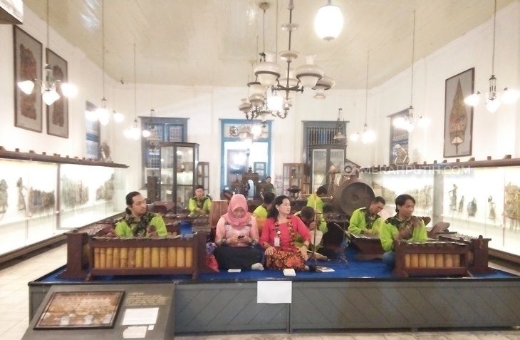 nabuh gamelan