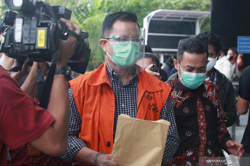 Tersangka mantan Menteri Sosial Juliari P Batubara bersiap menjalani pemeriksaan di Gedung Komisi Pemberantasan Korupsi (KPK), Jakarta, Jumat (5-3-2021). ANTARA FOTO/ Reno Esnir/aww.