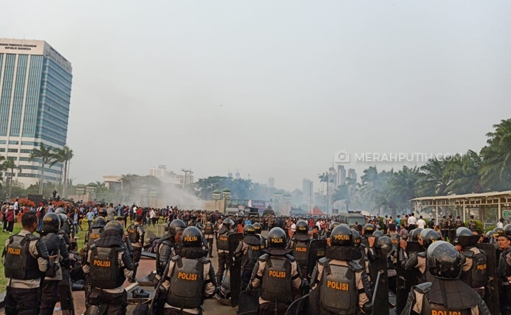 Kerusuhan pecah saat demo mahasiswa depan Gedung DPR Jakarta