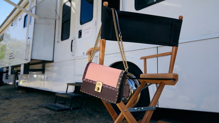 Jennifer Lopez Rancang Tas 'The Hutton Bag' untuk Coach