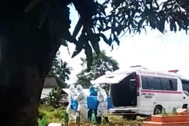 Tangkapan layar proses penguburan pasien COVID-19 saat akan dimakamkan di pekuburan umum belum lama ini di Makassarr, Sulawesi Selatan. ANTARA/Darwin Fatir.