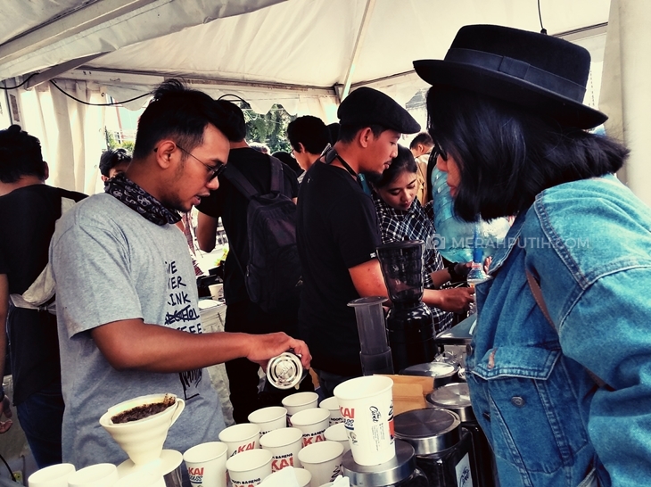 Penikmat kopi sedang mencicipi kopi gratis di Stasiun Tugu Yogyakarta.